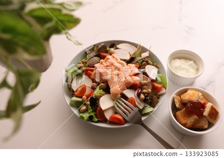 Grilled salmon salad 133923085