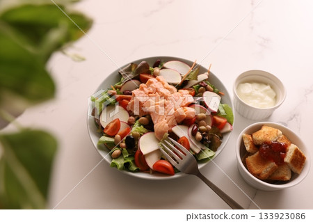 Grilled salmon salad 133923086