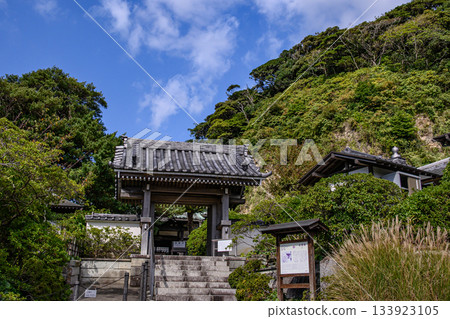 A view of the Sanmon gate of An'yo-in Temple in Kamakura, built in the mountains A view of the Sanmon gate of An'yo-in Temple in Kamakura, built in the mountains 133923105