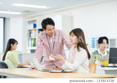 在辦公室工作的年輕工程師 在辦公室工作的年輕工程師 133923236