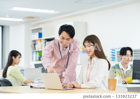 在辦公室工作的年輕工程師 在辦公室工作的年輕工程師 133923237