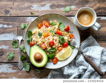 木桌上擺放的健康食物的俯視圖 133924416