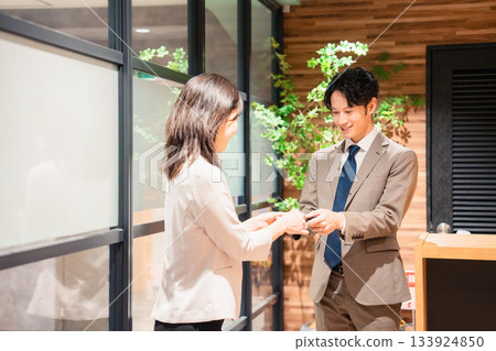 商務人士在辦公室入口交換名片 商務人士在辦公室入口交換名片 133924850