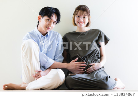 年輕夫婦 133924867