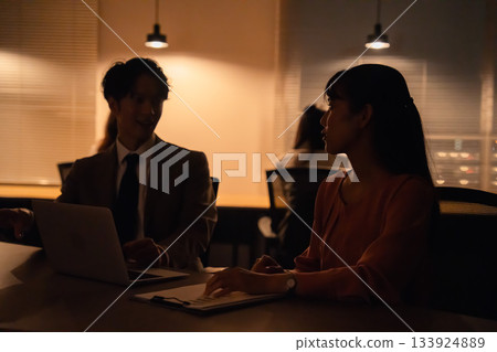 忙碌的男女商務人士，即使停電後也繼續工作。 133924889