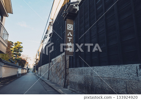 位於愛知縣岡崎的八丁倉通，其歷史悠久的黑色牆壁街道，處處散發著八丁味噌酒造的歷史氣息。 133924920