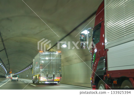 卡車在隧道中行駛 卡車在隧道中行駛 133925394