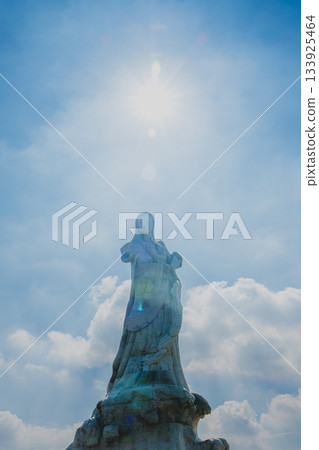 台灣台南 – 2025年6月30日:位於台南市安平區的林媽娘公園內的林媽娘雕像在夏日的陽光下巍然屹立 台灣台南 – 2025年6月30日:位於台南市安平區的林媽娘公園內的林媽娘雕像在夏日的陽光下巍然屹立 133925464