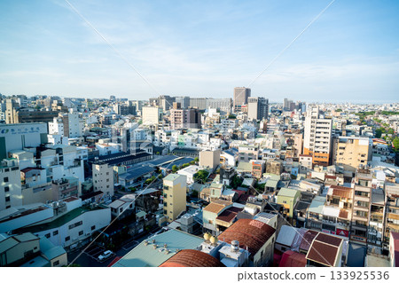 台灣台南，2025年6月30日：藍天下的台南市鳥瞰圖。 133925536