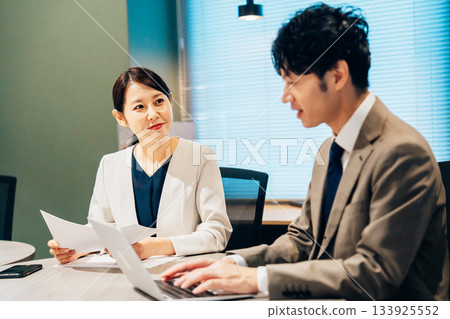 一位中年婦女正在辦公室開會 一位中年婦女正在辦公室開會 133925552