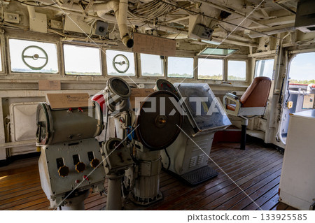 台灣台南 – 2025年6月30日：安平德陽艦艇公園的軍用飛機展示鳥瞰圖。 133925585