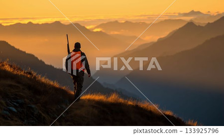 黎明時分，獵人的身影出現在山脊上。 133925796