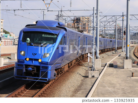 883 Series Limited Express Sonic arriving at Orio Station on the Kagoshima Main Line 133925935