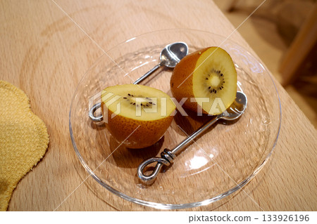 korea cafe fruit kiwi gold plate food 133926196