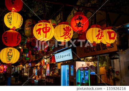 台灣台南 – 2025年6月29日:神農街入口夜景迷人,紅黃相間的漢字燈籠點亮了街道 台灣台南 – 2025年6月29日:神農街入口夜景迷人,紅黃相間的漢字燈籠點亮了街道 133926216