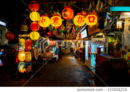 台灣台南 – 2025年6月29日:神農街入口夜景迷人,紅黃相間的漢字燈籠點亮了街道 台灣台南 – 2025年6月29日:神農街入口夜景迷人,紅黃相間的漢字燈籠點亮了街道 133926219