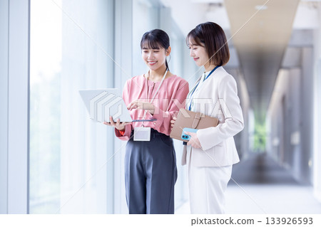 看電腦的女商人 看電腦的女商人 133926593