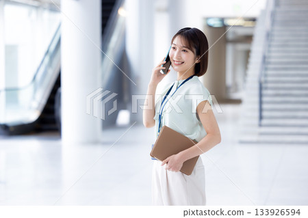 一位女商人正在用她的智慧型手機打電話 133926594