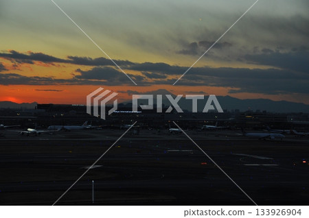 Evening view of Haneda Airport and Mt. Fuji Evening view of Haneda Airport and Mt. Fuji 133926904