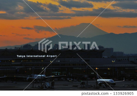 Evening view of Haneda Airport and Mt. Fuji Evening view of Haneda Airport and Mt. Fuji 133926905
