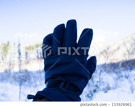 我高舉雙手，仰望冬日的天空。 133926961