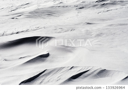 Snow Patterns: Monochrome Drawn by the Wind Snow Patterns: Monochrome Drawn by the Wind 133926964