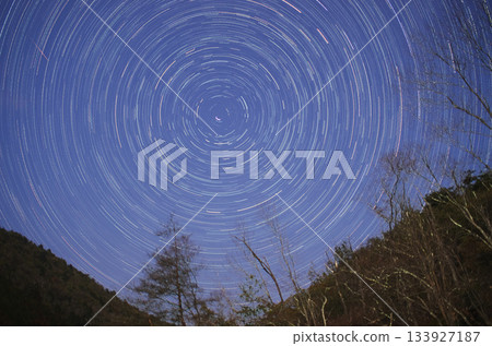 天體漩渦：夜空中的星軌和樹木 133927187