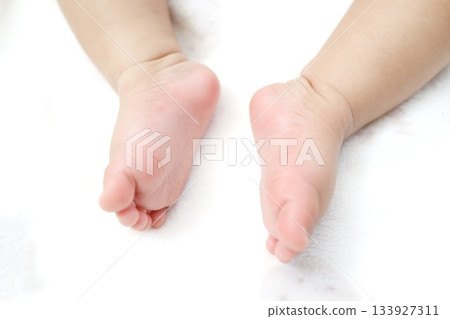 一張令人舒緩的嬰兒照片，照片中是嬰兒柔軟的光腳。 133927311