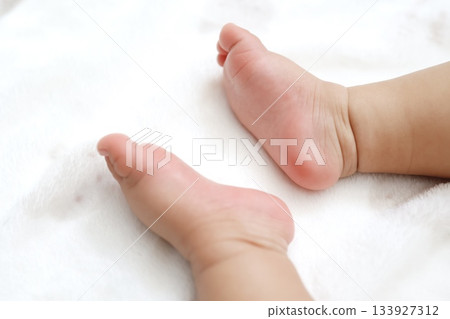 一張令人舒緩的嬰兒照片，照片中是嬰兒柔軟的光腳。 133927312