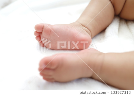 一張令人舒緩的嬰兒照片，照片中是嬰兒柔軟的光腳。 133927313
