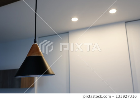 昏暗的房間和關閉的燈光營造出寧靜的夜晚氛圍。 133927316