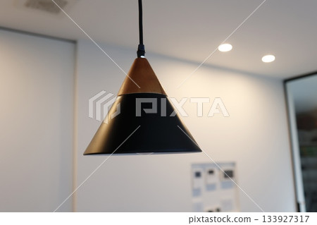 昏暗的房間和關閉的燈光營造出寧靜的夜晚氛圍。 133927317