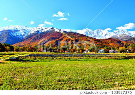 從白馬村眺望白馬八方尾根滑雪場和白馬三山（長野縣白馬村）[2025年11月] 133927370