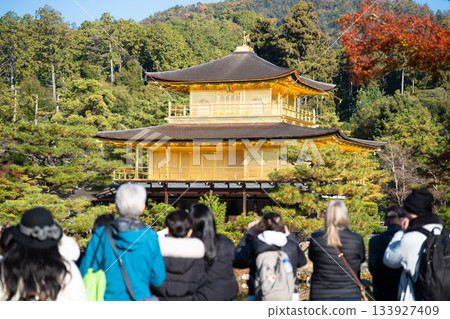 京都金閣寺，擠滿了遊客 133927409