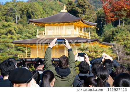 京都金閣寺，擠滿了外國遊客 133927413