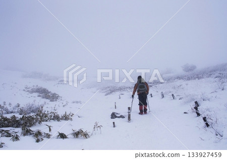 Extreme cold challenge: trekking in the dead of winter 133927459