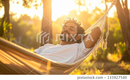 在樹林間的吊床上放鬆身心 133927580