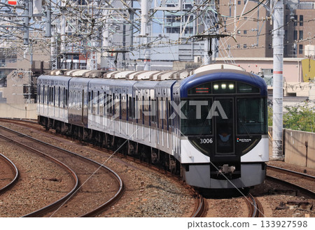 京阪3000系列車正在西山莊站附近行駛 京阪3000系列車正在西山莊站附近行駛 133927598