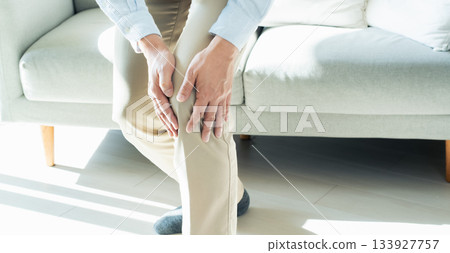 膝蓋酸痛的老人 膝蓋酸痛的老人 133927757