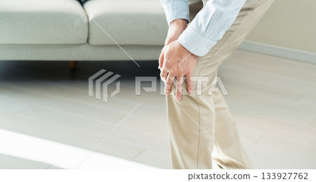 膝蓋酸痛的老人 133927762