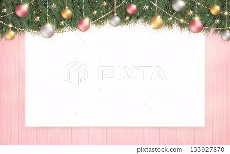 粉紅色木紋背景上閃亮的聖誕樹和純白板 133927870
