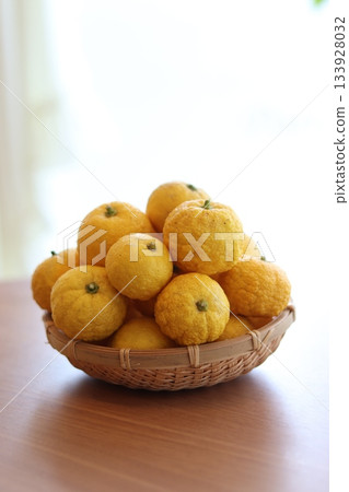 籃子裡的柚子 133928032