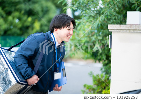 Delivery person/door-to-door sales 133928258