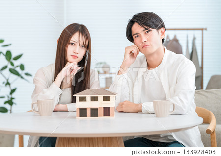 A young couple planning their own home (consultation meeting, house maker, house construction) 133928403