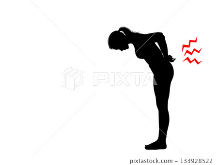 腰痛插圖：一名女性因腰痛而摀住下背部的輪廓，全身側身像。 133928522