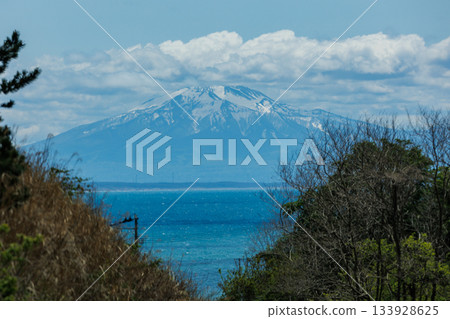 Mount Iwaki seen across the Sea of Japan (Nakadomari Town) 133928625