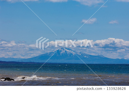 從日本海對岸(中泊町)望去可以看到磐城山 從日本海對岸(中泊町)望去可以看到磐城山 133928626