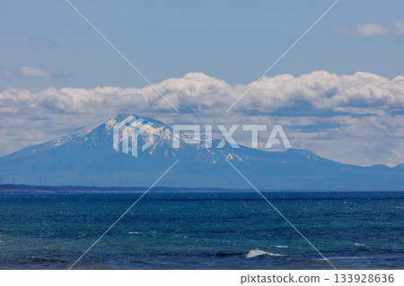 從日本海對岸(中泊町)望去可以看到磐城山 從日本海對岸(中泊町)望去可以看到磐城山 133928636