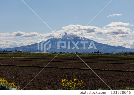 Mount Iwaki on the Rice Road (Nakadomari Town) Mount Iwaki on the Rice Road (Nakadomari Town) 133928646