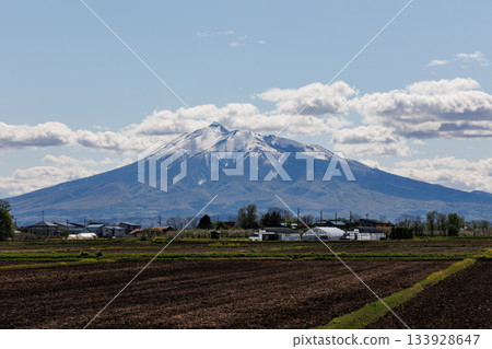 Mount Iwaki on the Rice Road (Nakadomari Town) Mount Iwaki on the Rice Road (Nakadomari Town) 133928647